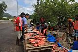 SEYCHELLES - 552 - Mercato del pesce lungo la strada